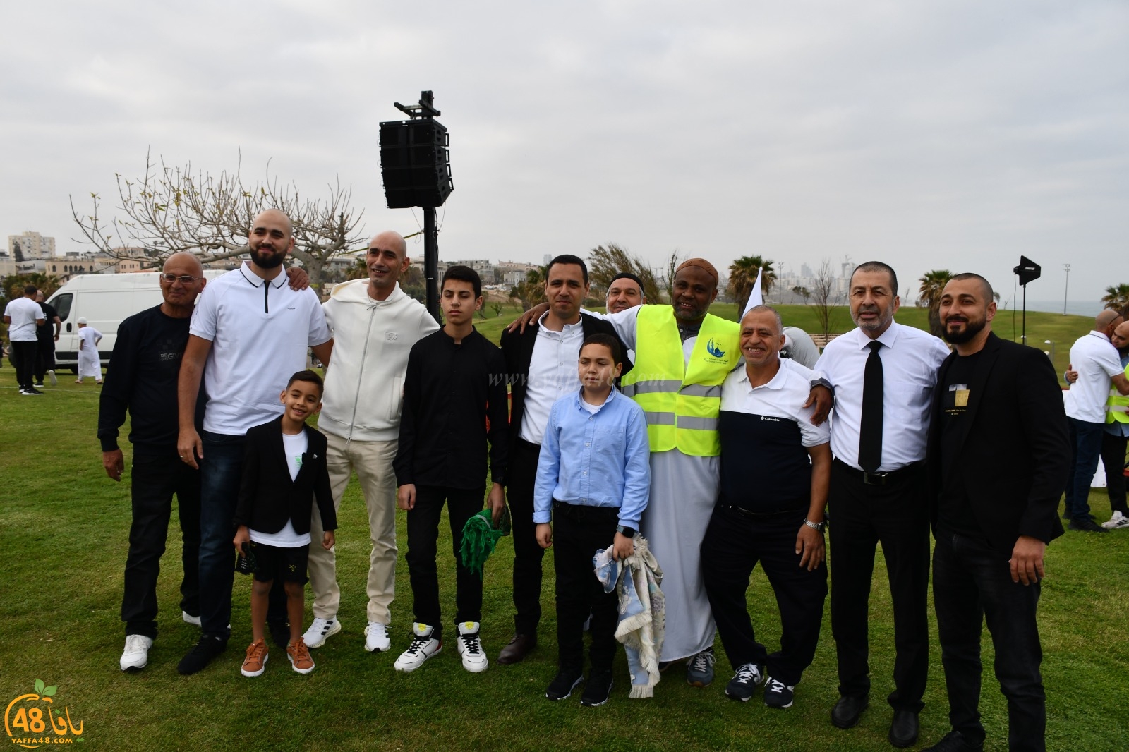  أهالي يافا يؤدون صلاة عيد الفطر في متنزه العجمي 